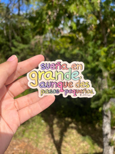 “Sueña en grande” sticker